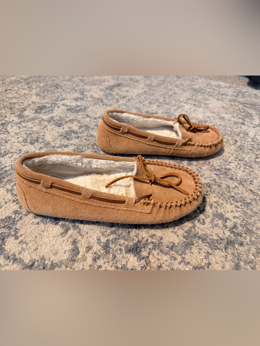 Size 9 Minnetonka Moccasin in Beige Suede Leather with Faux Fur Lining